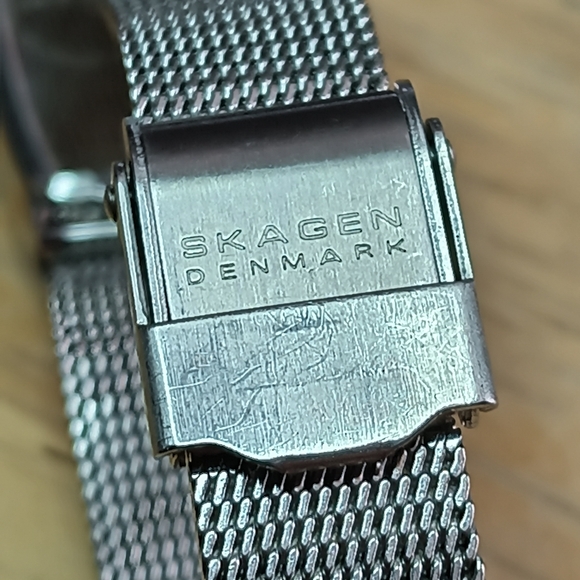 X Steel Thin design SS case, mesh band, black dial Arabic numerals 2 Hand